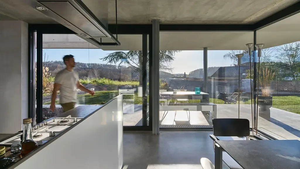Schüco glass corner with large sliding glass door