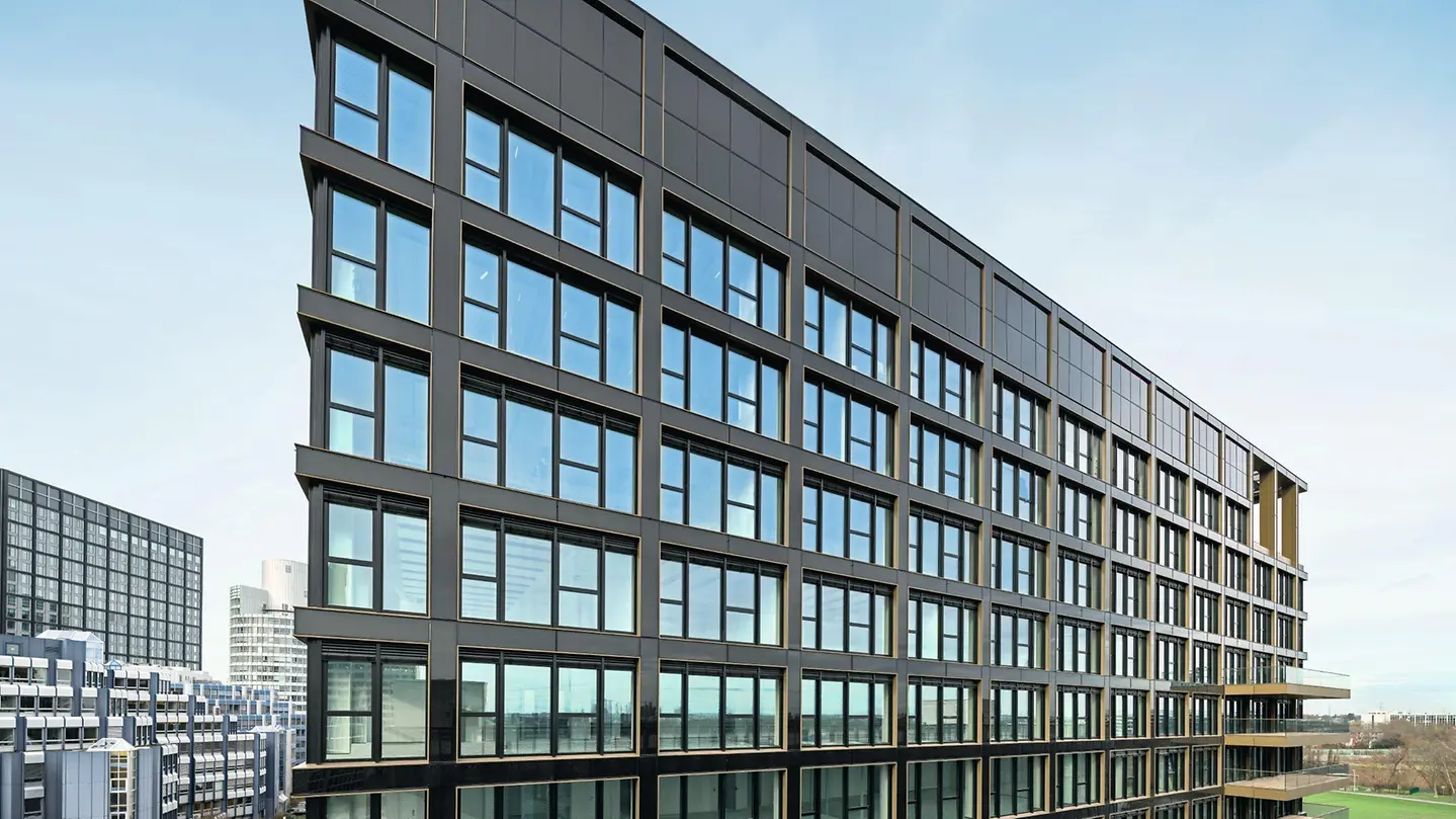 Office building with a dark Schüco FWS 50 façade grid