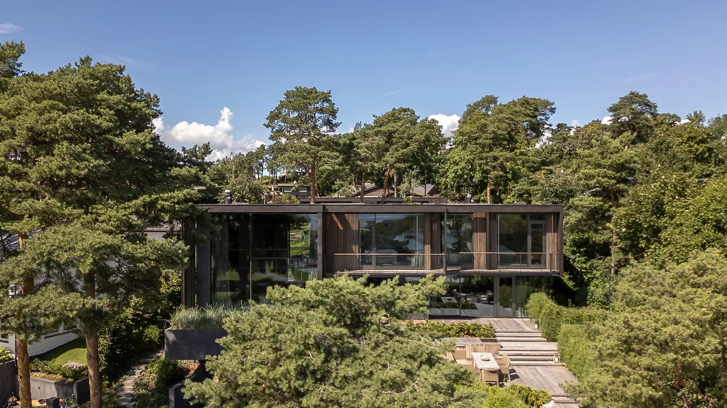 Woodland villa with an integrated Schüco FWS 60 glass façade