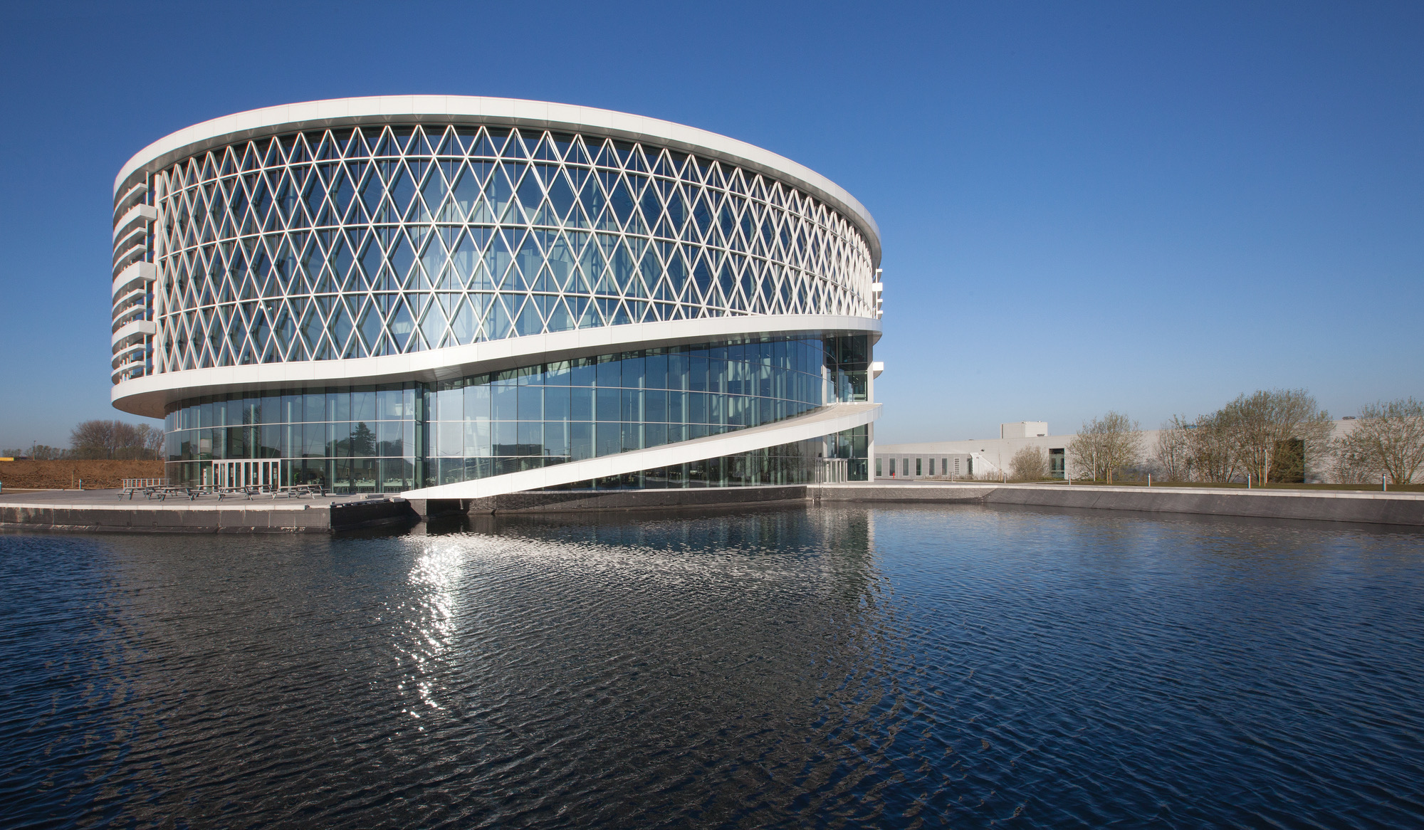 Curved Reynaers ConceptWall 50 glass façade at Barco One Campus – aluminum curtain walls featured on Aluminum Curtain Wall Systems USA | Schüco &amp