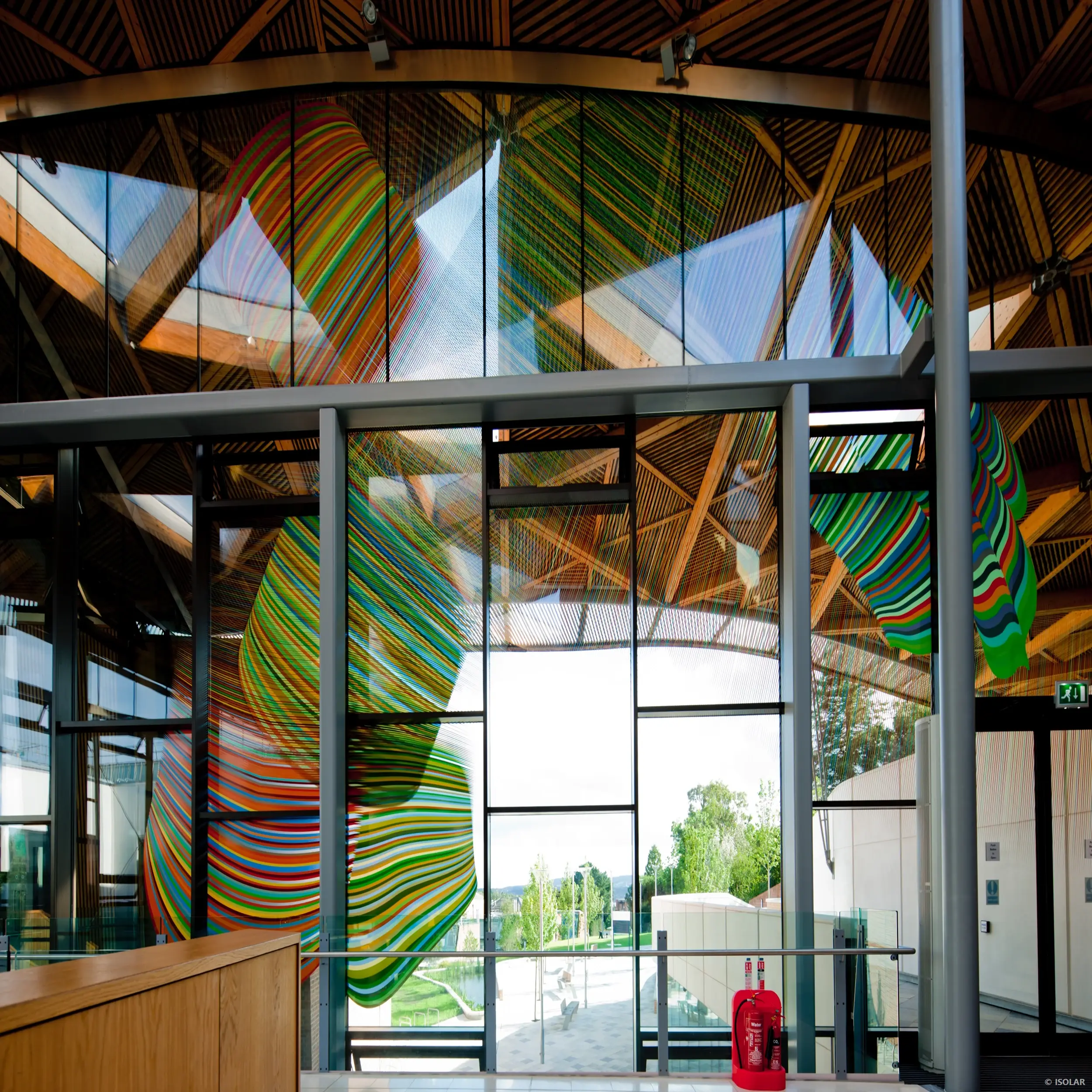 Morn large-area insulating glazing in a colored architecture