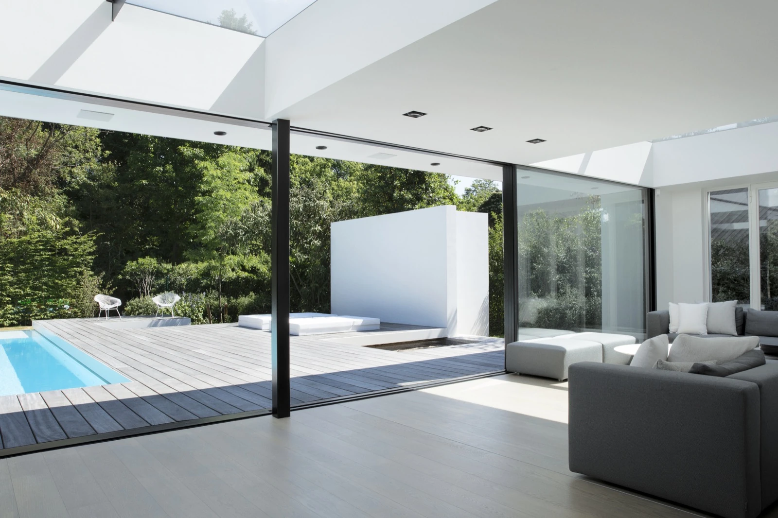 Reynaers HiFinity aluminum sliding glass doors in modern architecture