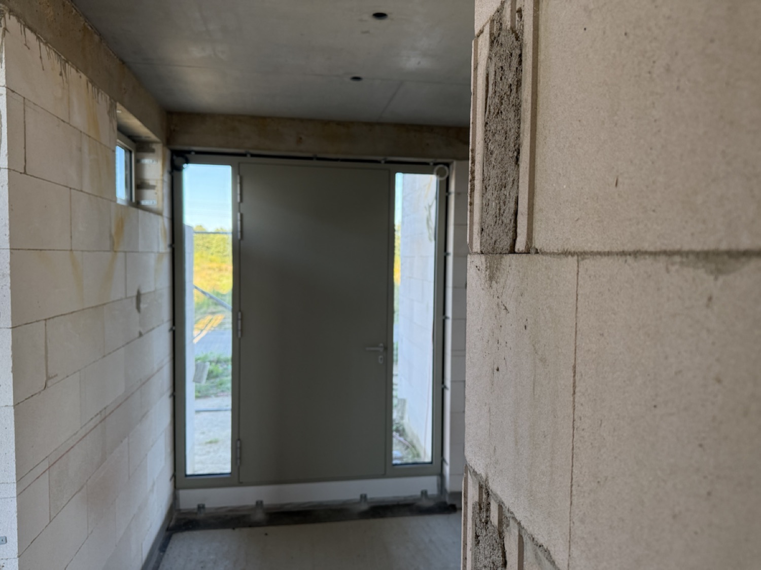 Schüco ADS UP 75 entry door with sidelight during installation