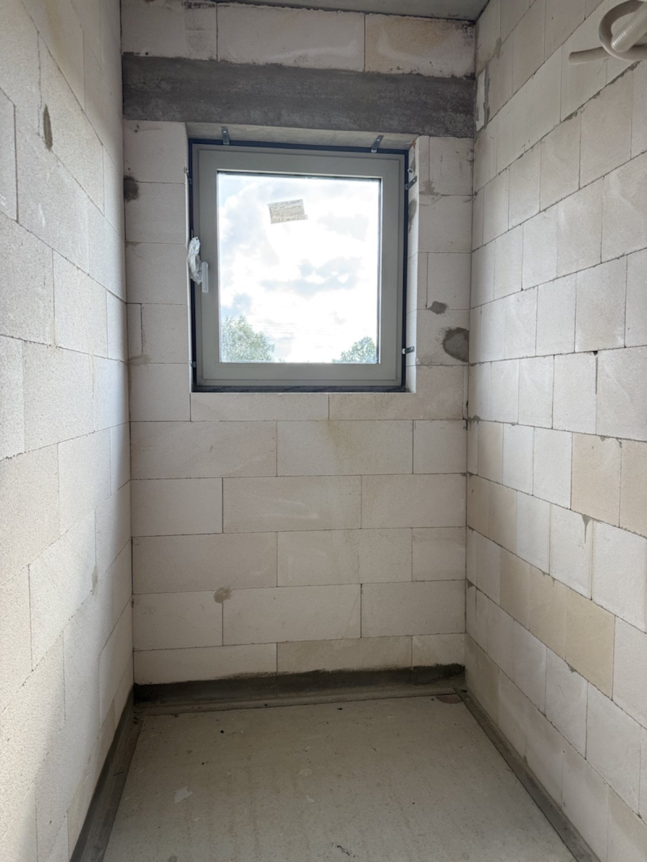 Interior view of a Schüco AWS 75.SI+ window element during construction