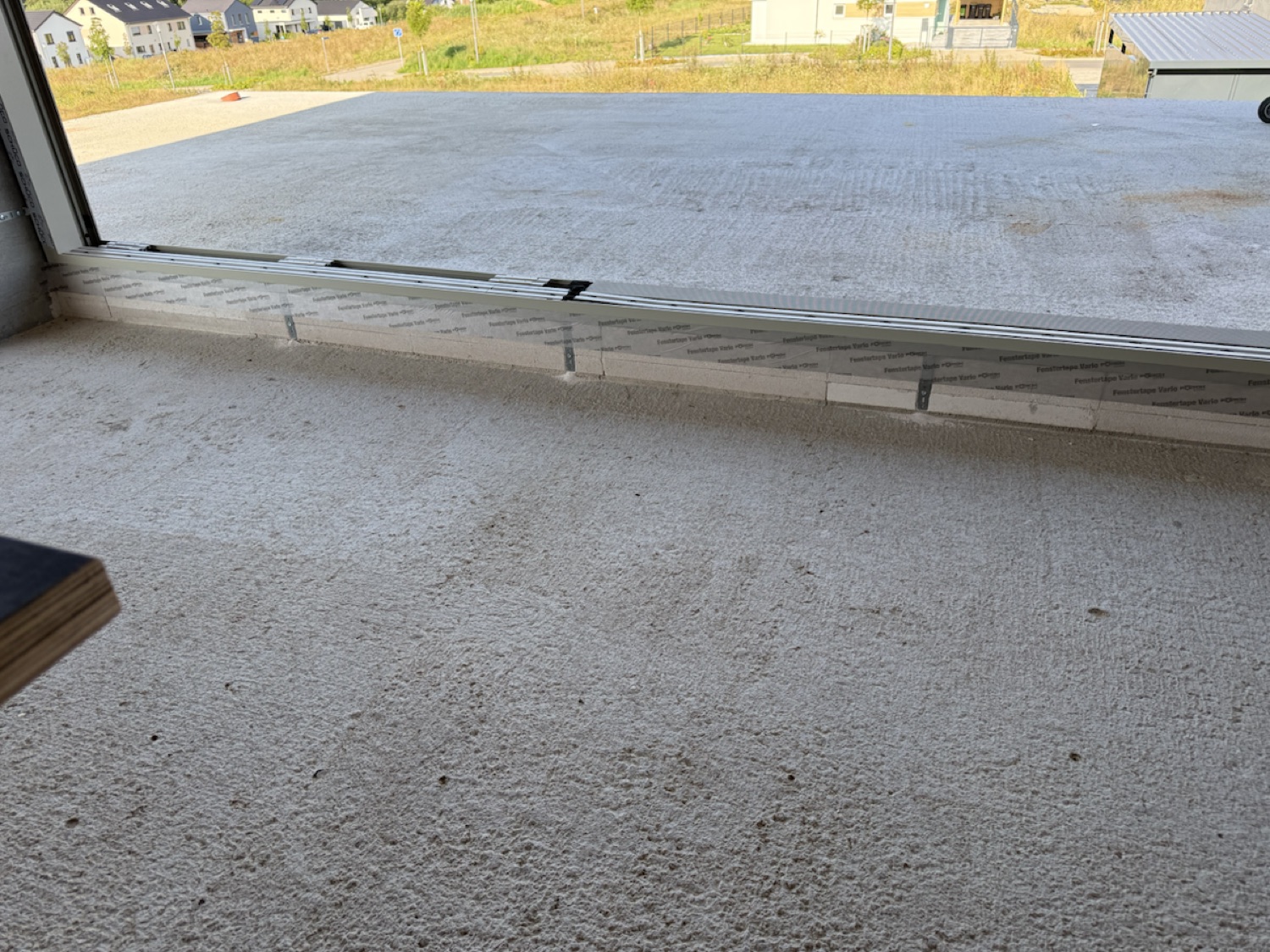 Floor connection for a Schüco ASE 67 PD sliding element during construction